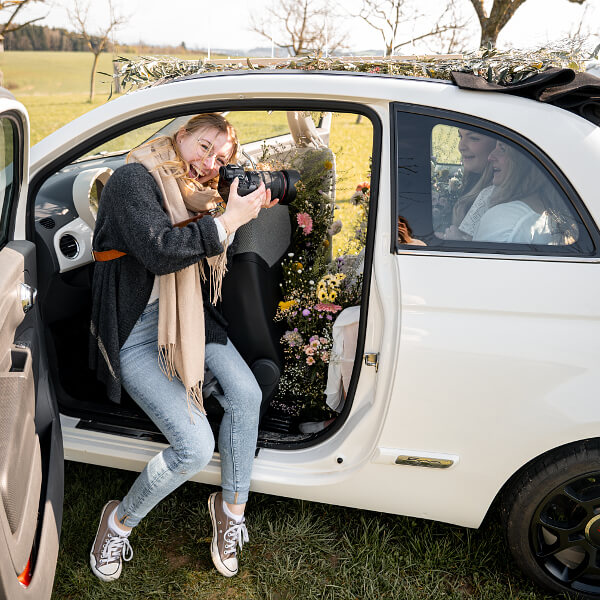 Victoria und Freunde im Auto